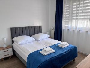 Ένα ή περισσότερα κρεβάτια σε δωμάτιο στο Pensjonat Eden Apartament 4