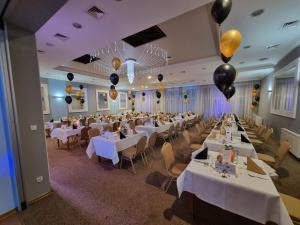 Reštaurácia alebo iné gastronomické zariadenie v ubytovaní Hotel Chabrowy Dworek