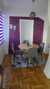 Apartman Aleksandar tesisinde bir oturma alanı