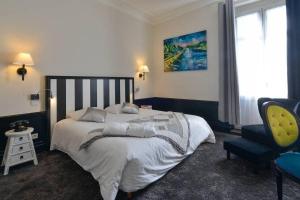 Cama ou camas em um quarto em Hôtel De France