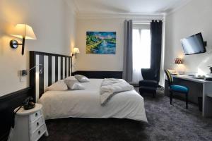 Cama ou camas em um quarto em Hôtel De France