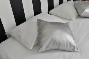 Cama ou camas em um quarto em Hôtel De France