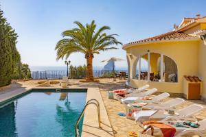 Swimmingpoolen hos eller tæt på Villa Alicia - PlusHolidays