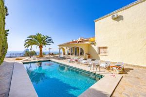 Swimmingpoolen hos eller tæt på Villa Alicia - PlusHolidays + 61 billeder