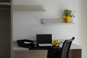 ein Schreibtisch mit einem Laptop darauf in der Unterkunft Zimmer in Wohngemeinschaft im Land of Living Regensburg in Kelheim