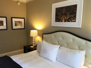 Кровать или кровати в номере Kensington Park Hotel