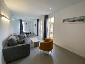 a living room with a couch and a table at Can Calo 2B in Castelló d'Empúries