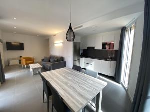 a kitchen and living room with a table and chairs at Can Calo 2B in Castelló d'Empúries