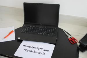 ein Laptop-Computer mit einer Schere auf einem Schreibtisch in der Unterkunft Zimmer in Wohngemeinschaft im Land of Living Regensburg in Kelheim