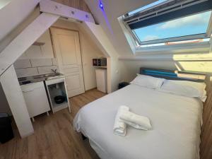 Un dormitorio con una cama con dos toallas encima. en Royal appart city 5, en Calais