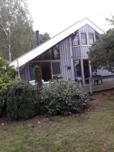 une maison avec un banc devant dans l'établissement Ferienhaus In Granzow Mit Terrasse, à Mirow