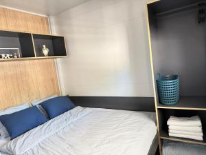 En eller flere senge i et værelse på Mobile Homes Lavanda & Maslina