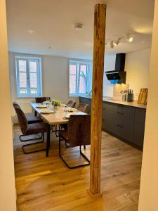 Kuchyň nebo kuchyňský kout v ubytování Good Wood Apartment - Modernes Fachwerk am Marktplatz in Freudenstadt