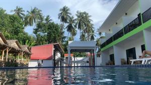 Bazén v ubytování Samui Hills Resort nebo v jeho okolí