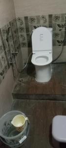 Un baño con un inodoro y una taza en el suelo. en Sanskaar homestay, en Varanasi