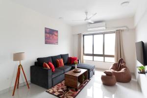 Χώρος καθιστικού στο Serene, Chic & Sunlit 2BHK near Airport & BKC