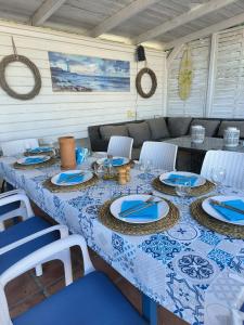 a table with a blue and white table cloth at Casa Vida Feliz in El Verger