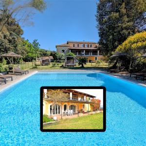 une photo d'une piscine avec une maison dans l'établissement Appartement 5 personnes - Mas du Soleil, à Bagnols-sur-Cèze