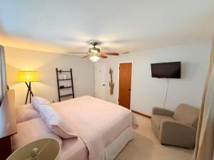 a bedroom with a bed and a ceiling fan at The Wavestay I 4 min walk to Beach in Satellite Beach