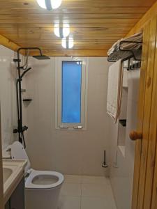 Koupelna v ubytování Dew Hut + 22 fotografií