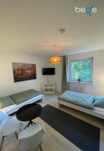 a bedroom with two beds and a window at BEGE APARTMENTS WorkVibe Stay in Duisburg