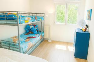 a bedroom with two bunk beds and a blue cabinet at Disneyland Paris, appartement 70m², parking privé in Serris