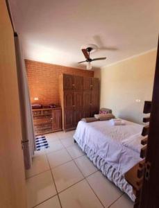 a bedroom with a bed and a ceiling fan at Cantinho da Canastra in Água Boa