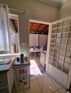 a kitchen with an open door to a dining room at Cantinho da Canastra in Água Boa +8 photos