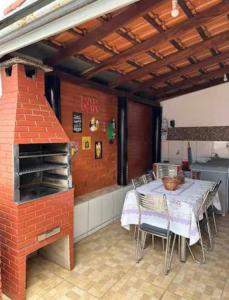 a kitchen with a table and a brick oven at Cantinho da Canastra in Água Boa
