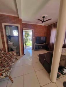 a living room with a couch and a tv at Cantinho da Canastra in Água Boa