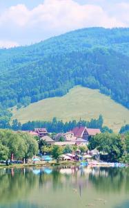 une petite ville au bord d'un lac dans l'établissement Pokoje gościnne u Brody, à Międzybrodzie Żywieckie