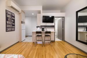 Nhà bếp/bếp nhỏ tại Downtown Retreat Stylish Boston Studio