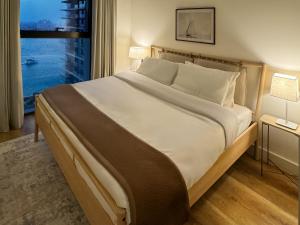 Ein Bett oder Betten in einem Zimmer der Unterkunft Atlantis View 1BR with Beachfront Access and Balcony