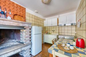 eine Küche mit einem Tisch und einem gemauerten Kamin in der Unterkunft Appartamento Villa Marta in Spoleto + 22 Fotos