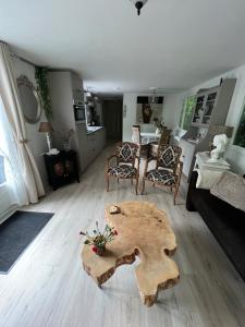 Η κουζίνα ή μικρή κουζίνα στο Chalet Royal romantisch, uniek en volledig privé