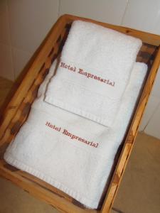 a pile of towels in a wooden tray at Hotel Empresarial in Los Ángeles