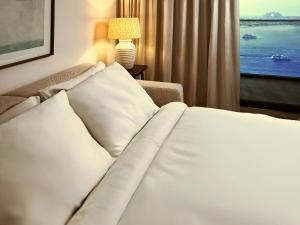Ein Bett oder Betten in einem Zimmer der Unterkunft Atlantis View 1BR with Beachfront Access and Balcony
