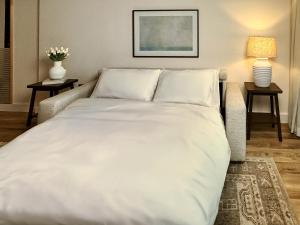 Ein Bett oder Betten in einem Zimmer der Unterkunft Atlantis View 1BR with Beachfront Access and Balcony