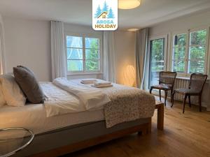 Postel nebo postele na pokoji v ubytování Chalet Pradella by Arosa Holiday