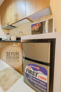 a kitchen with a box of first responder oven at Seyuri Staycation Haven in Manila