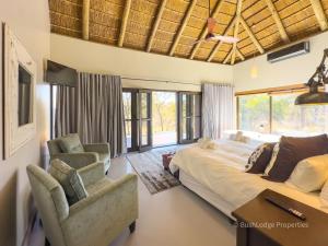 Ένα ή περισσότερα κρεβάτια σε δωμάτιο στο Okavango Lodge Mabalingwe Bela Bela Limpopo