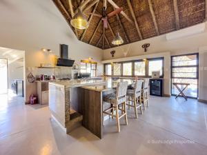 Η κουζίνα ή μικρή κουζίνα στο Okavango Lodge Mabalingwe Bela Bela Limpopo