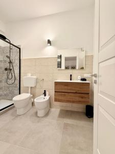 アグリジェントにあるLa casa delle parole 1のトイレ、洗面台、シャワー付きのバスルーム