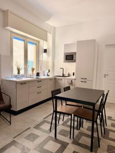 アグリジェントにあるLa casa delle parole 1の部屋にテーブルと椅子のあるキッチン