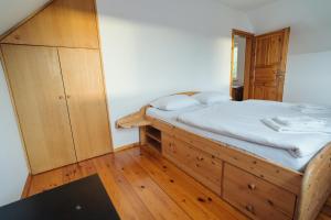 una camera da letto con un letto con un comò e uno specchio di Pod Pustelnikiem a Duszniki Zdrój