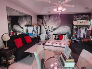 Posezení v ubytování ROOM RENTAL IN SHARED 4 bed 3 bath 5 STAR HOME with POOL