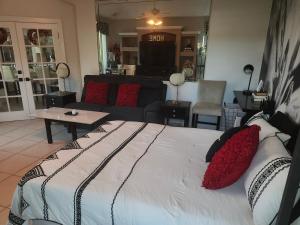 Posezení v ubytování ROOM RENTAL IN SHARED 4 bed 3 bath 5 STAR HOME with POOL