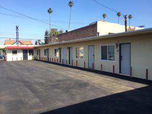een lege parkeerplaats voor een gebouw bij Park Motel in Los Angeles