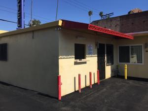 a building with red posts in front of it at Park Motel in Los Angeles