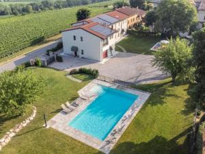 CustozaRipassoQui的带游泳池的房子的鸟瞰图